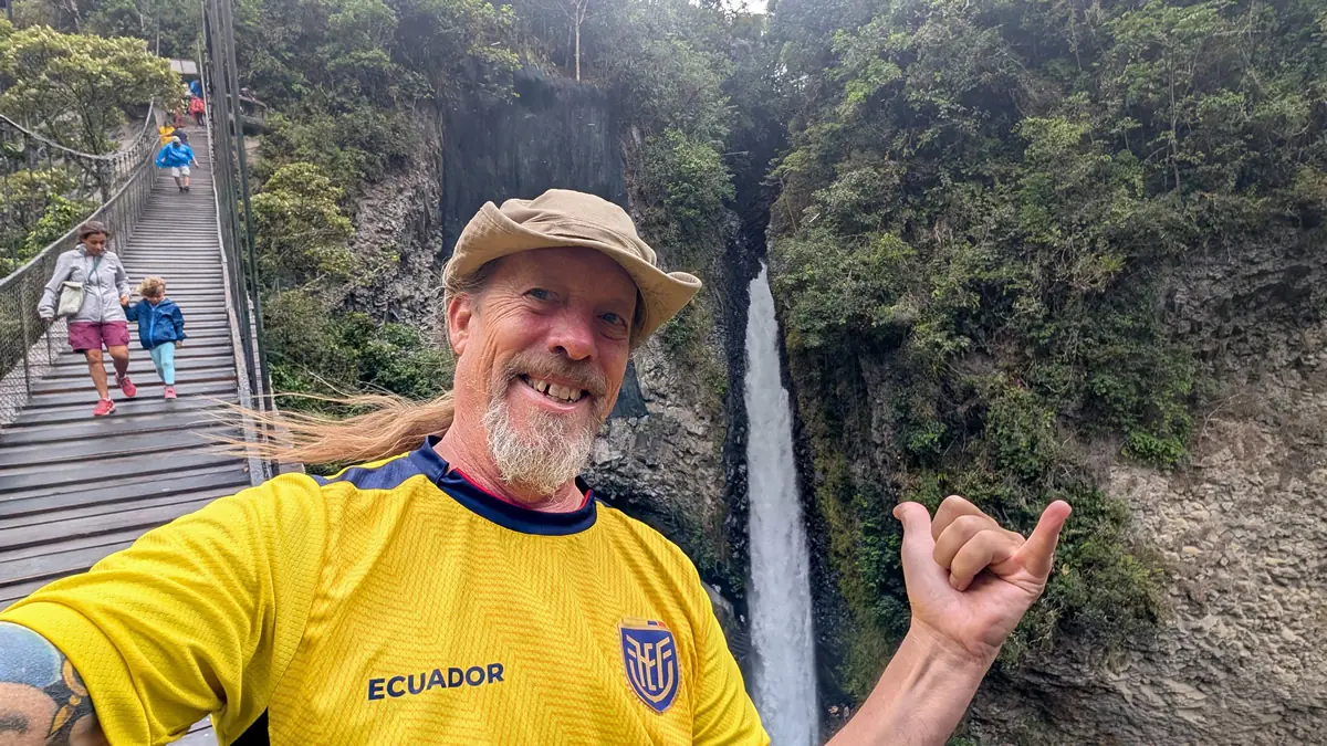 Fast Fred on the suspension bridge at Pailon del Diablo