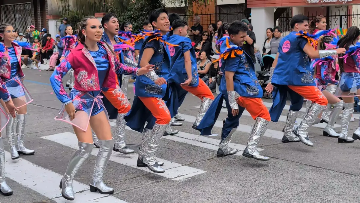 Crowds gathering for the Cantonization Parade in Baños de Agua Santa, photo by Fast Fred