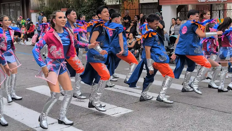 Crowds gathering for the Cantonization Parade in Ba?os de Agua Santa, photo by Fast Fred