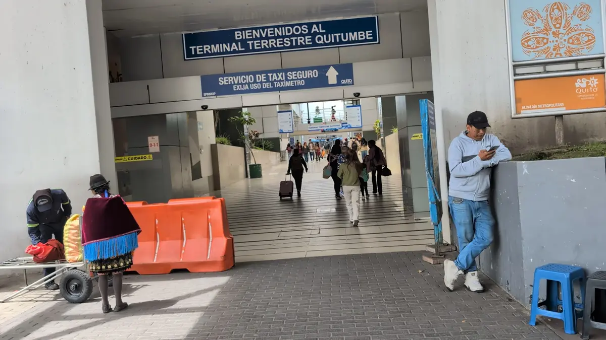 Passengers and locals at the main entrance of Terminal Terrestre Quitumbe in southern Quito