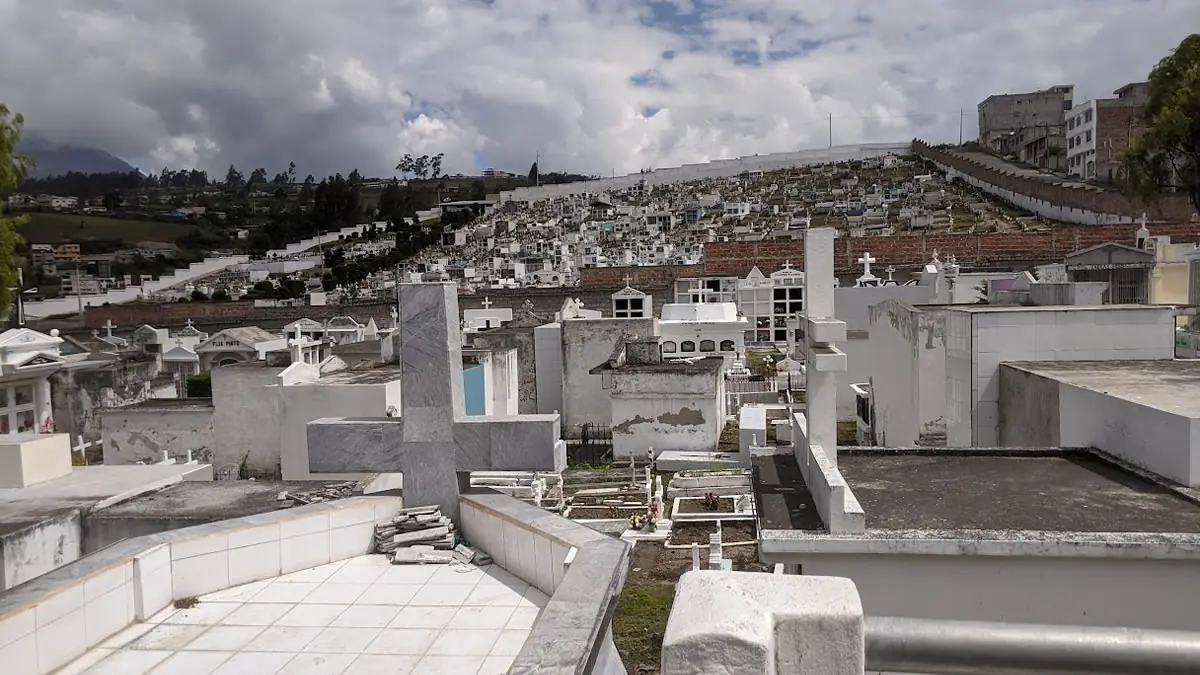 Indigenous Kichwa families gathered in the cemetery of Otavalo, Ecuador, to honor ancestors during Día de los Difuntos (Day of the Dead).