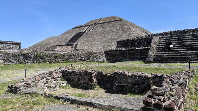 Engineering detail of the ancient ruins at Teotihuacán with the Pyramid in the background